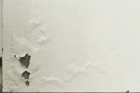 parete con intonaco gonfio che si stacca