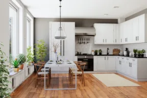 cucina bianca con parquet in legno