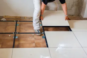 persona sistema pavimento sopraelevato