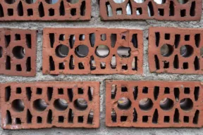 Perché si usano i mattoni forati per costruire i muri?