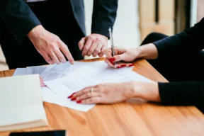 una persona firma un contratto