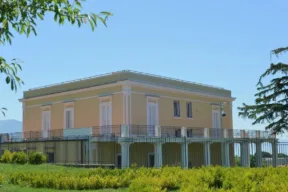 villa delle ginestre immersa nel verde