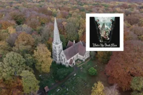 chiesa tra i boschi in autunno