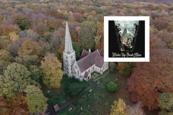 chiesa tra i boschi in autunno