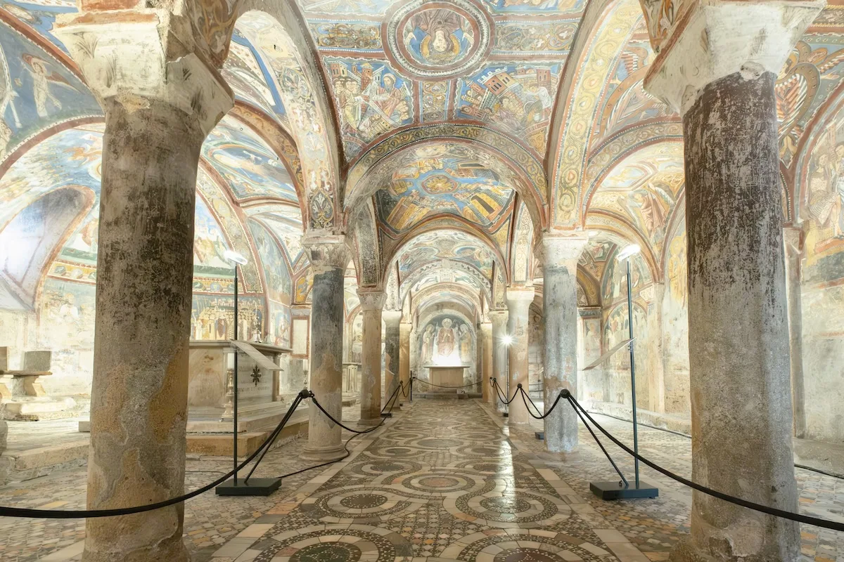 cripta di san magno, con pareti affrescate