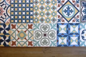 piastrelle colorate ocn forme geometriche diverse