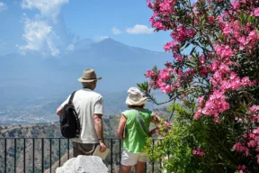coppia anziana guarda l'etna