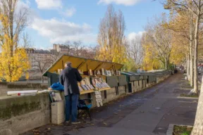 venditore di libri lungo la senna a parigi