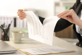 donna strappa foglio di carta