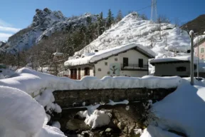 baita coperta da neve a vernante