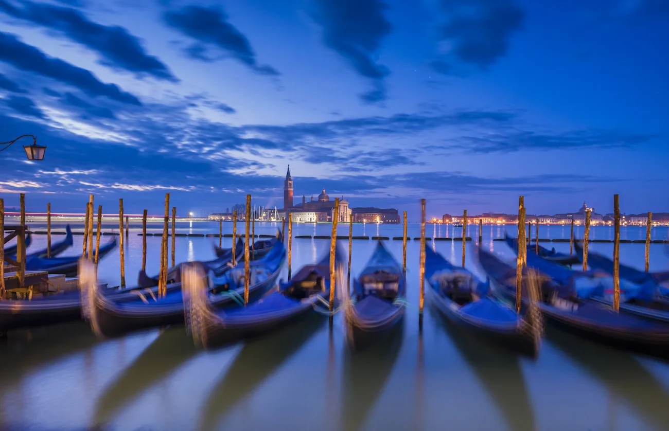 Gondole a Venezia di sera