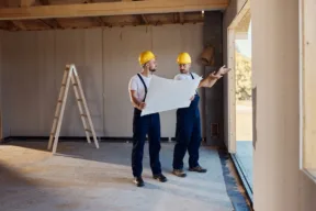 due operai ristrutturano