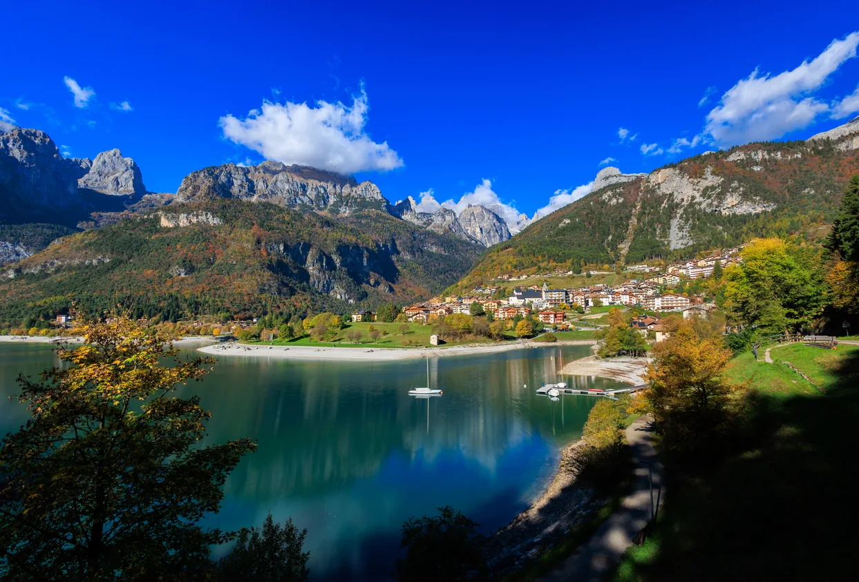 Dove andare in vacanza ad agosto spendendo poco? Molveno