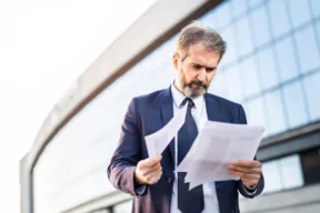 persona in abito controlla documenti