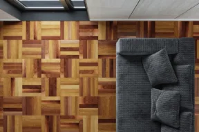 salotto con parquet a mosaico e divano grigio