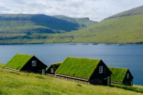 tetti ricoperti d'erba sulle isole faroe