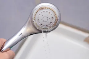 soffione doccia sporco