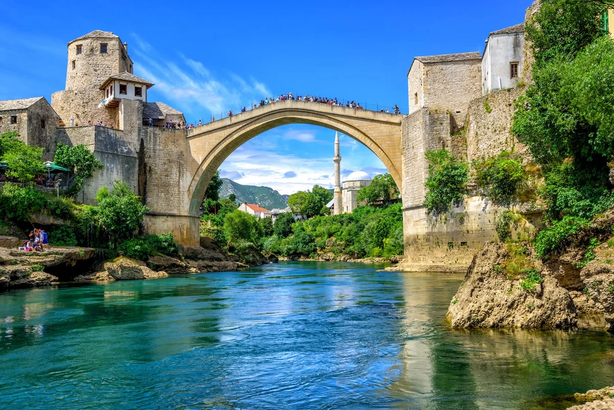 Dove andare in vacanza ad agosto spendendo poco? Ponte di Mostar