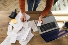 persona controlla scontrini