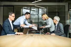 persone dall'avvocato litigano