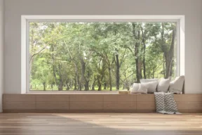 stanza con finestra e parquet in legno