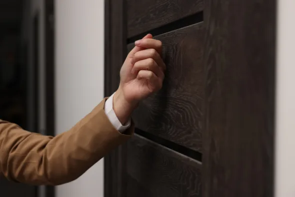 persona bussa alla porta