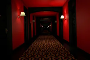 “Shining”, i luoghi dell’incubo: come Kubrick ha creato l’hotel più inquietante del cinema
