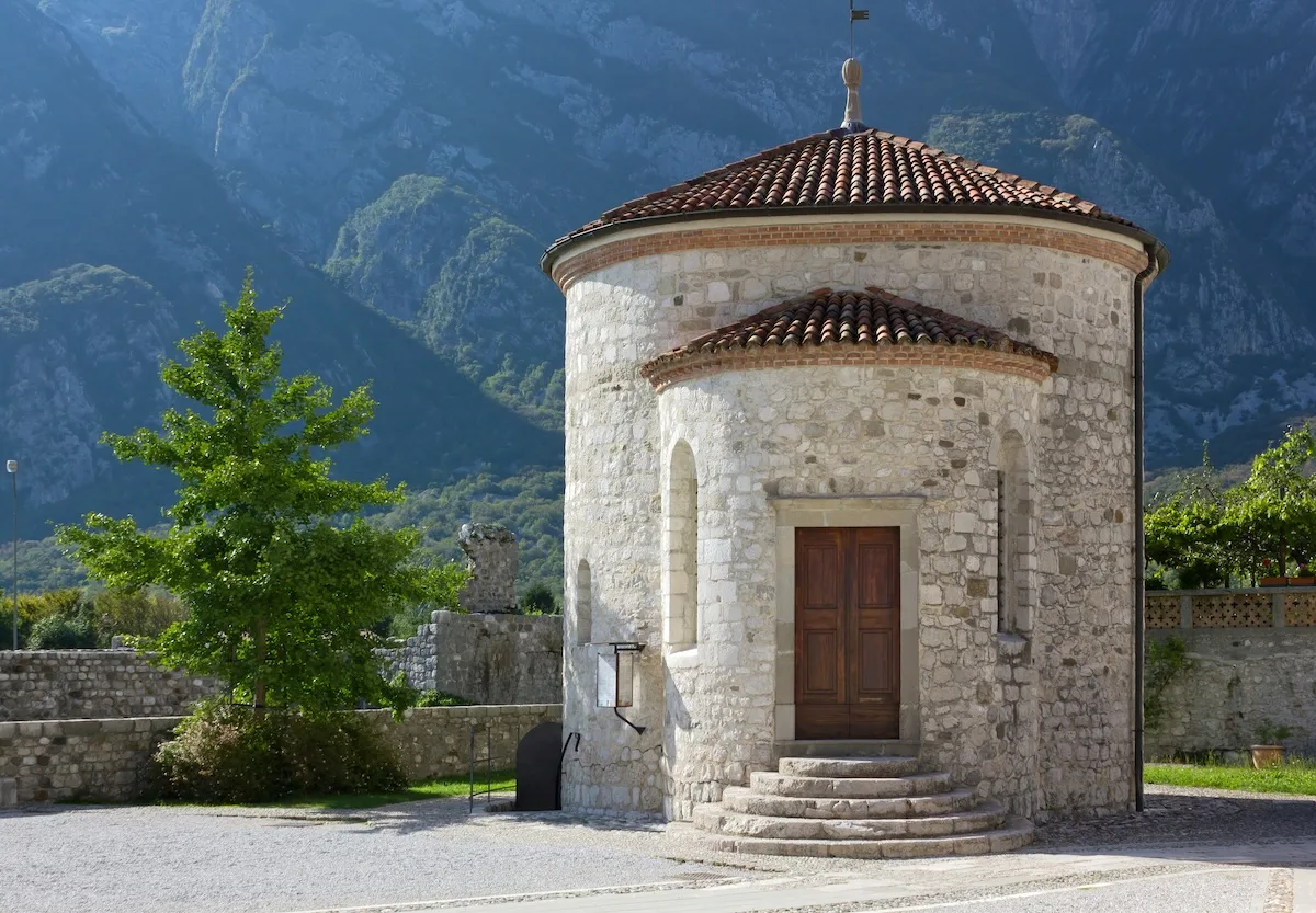 Cosa vedere nel borgo fortificato di Venzone e quanto costano le case Cappella di San Michele