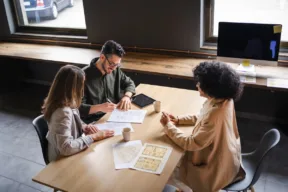 persone firmano contratto