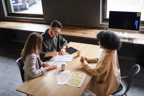 persone firmano contratto