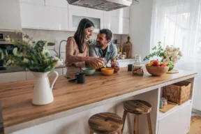 Come organizzare la zona giorno in una casa senza tavolo da pranzo