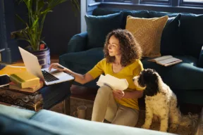 una persona al pc con il cane