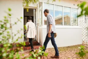 persone entrano in casa