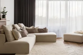 Divano con penisola o pouf: cosa scegliere per il salotto