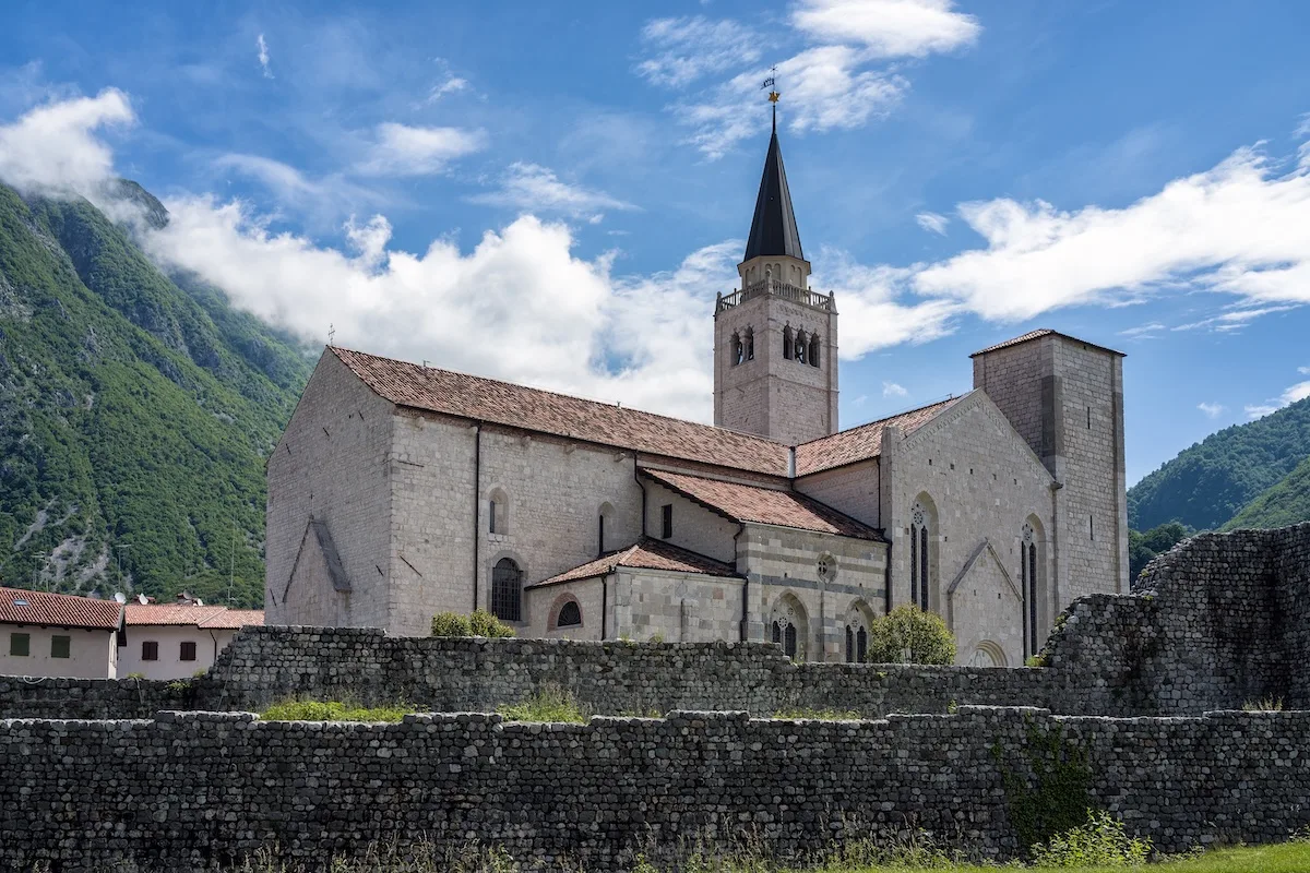 Cosa vedere nel borgo fortificato di Venzone e quanto costano le case Il Duomo di Sant’Andrea
