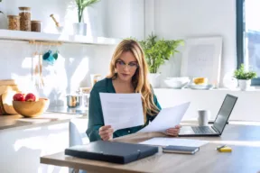 donna guarda documenti