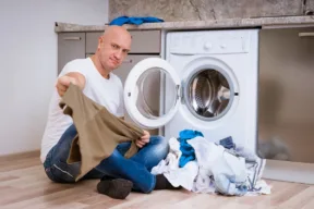 persona svuota lavatrice