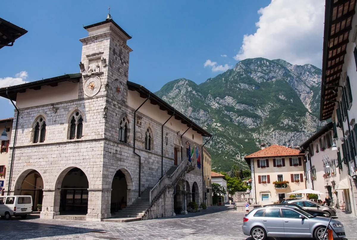 Cosa vedere nel borgo fortificato di Venzone e quanto costano le case Piazza municipio