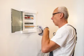 elettricista sistema quadro elettrico di una casa