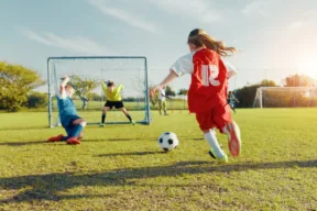 bambini giocano a calcio