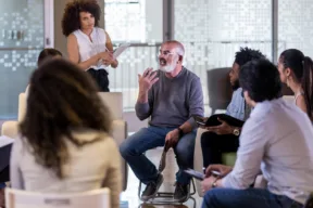 persone in assemblea