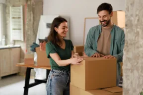 persone fanno il trasloco