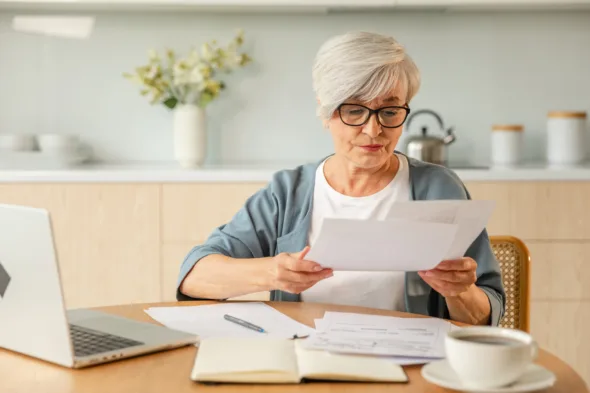 una persona legge la bolletta