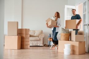 persone entrano in casa nuova