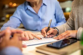 persone firmano un contratto