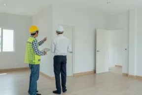 ingegneri fanno un sopralluogo in casa