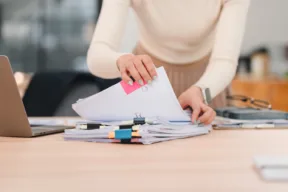 una persona sfoglia dei documenti