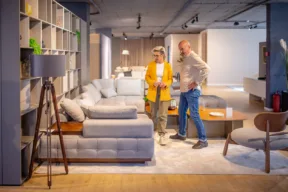 due persone scelgono il divano