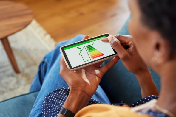 donna controlla consumi energetici in casa