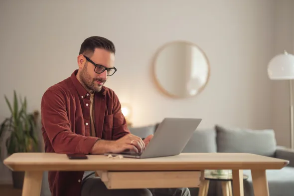una persona al computer